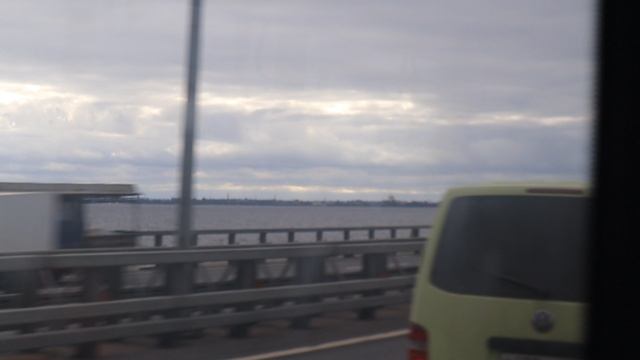 Через залив по дамбе. Дорога на работу через Кронштадт и Ломоносов. Четверг, 18 сентября 2025