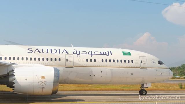 Дримлайнер Боинг 787 авиакомпании Saudia на рулении в аэропорту Пхукета.