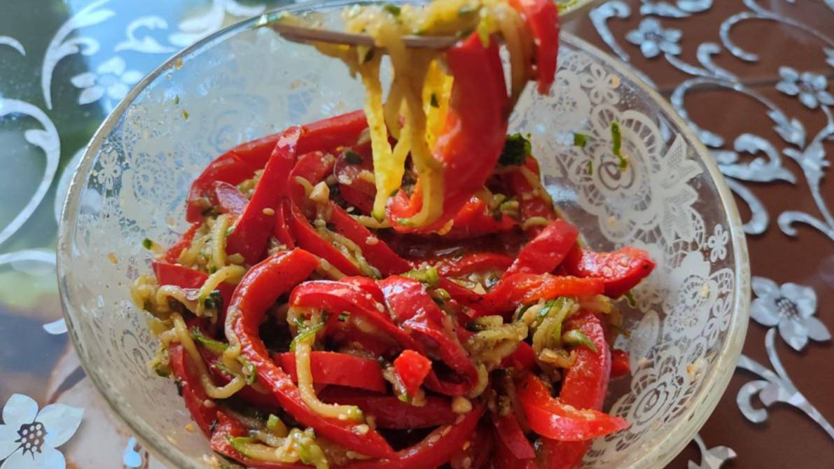 Салат из огурцов и жареного болгарского перца, по-корейски. Ловите рецепт вкуснейшего салата. смотреть онлайн