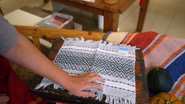 Телега сувениров: подарки с ткаными узорами