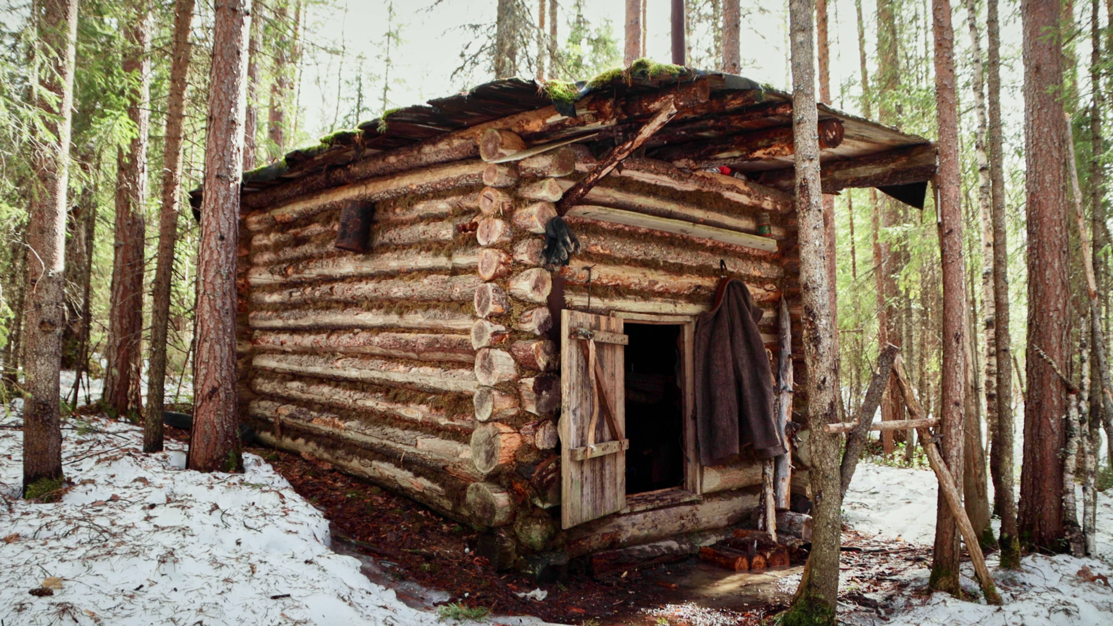 Охотничий домик в лесу. Идём с ночёвкой. Еда на костре в лесу. Добрые походы. смотреть онлайн