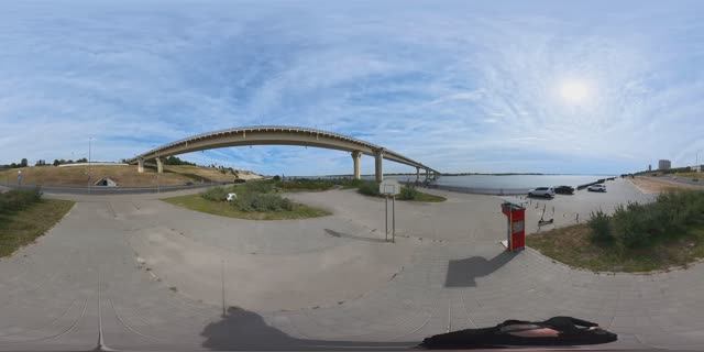 Набережная от моста до скульптуры 