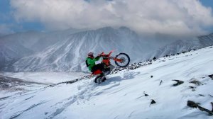 Горы. Лёд. Снег. Ветер. Мотоциклы