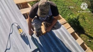 Укладка шифера на доме из бруса.