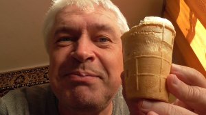 Новое видео про мороженое. Геннадий Горин кушает мороженое
