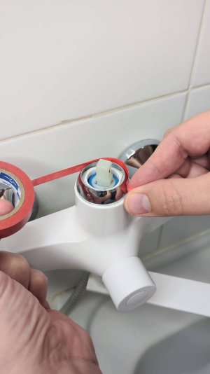 Блестящая идея - открутить декоративную гайку на кране!