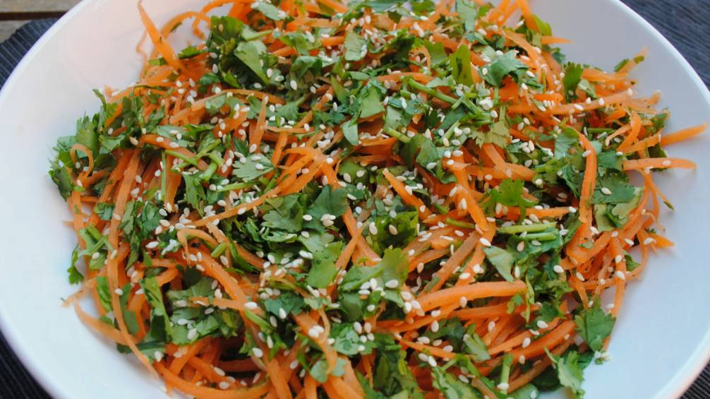 Салат из обжаренной моркови с асафетидой, солёными огурцами, кукурузой и адыгейским сыром. смотреть онлайн
