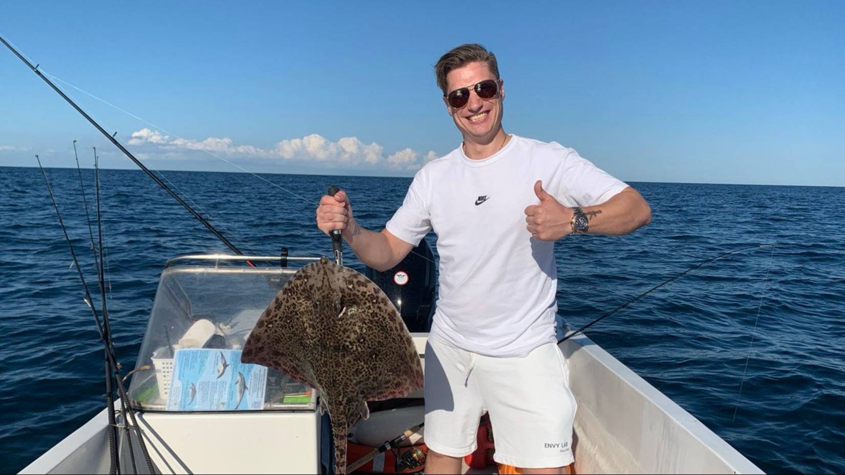 Трофейная рыбалка, ловим скатов в Чёрном море, ну и русалки 15.09.2025 г. смотреть онлайн