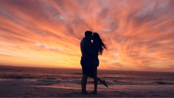 REYVI - Heartbeat (Italo Disco Romantic 2025)_2K-1440p