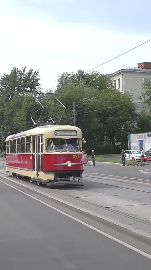 Москва. Трамвайный вагон № 378 модели Tatra T2SU следует по Волочаевской улице. смотреть онлайн