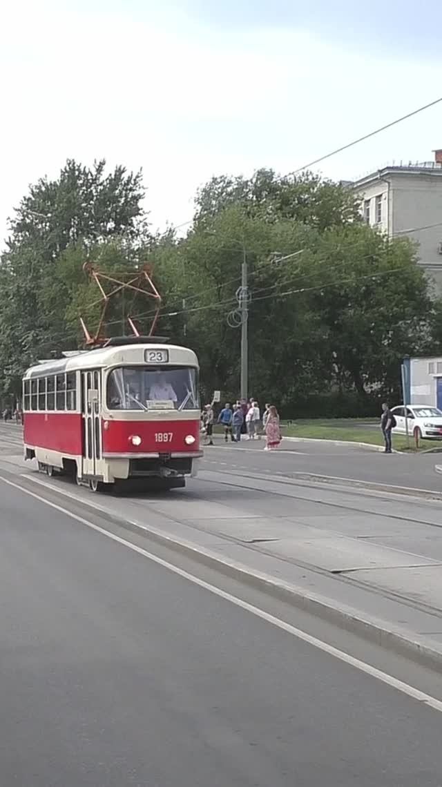 Москва. Трамвайный вагон № 1897 модели Tatra T3SU следует по Волочаевской улице. смотреть онлайн