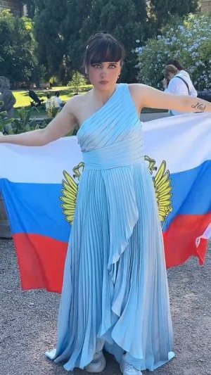 Девчюля молодец👍показала немцам свою любовь к РОССИИ👍