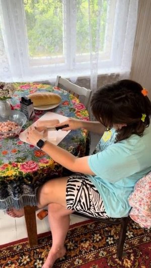 Помогает готовить