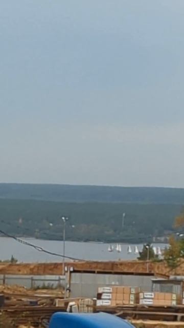 Яхты бегают туда сюда, а школу строят не смотря ни на что.