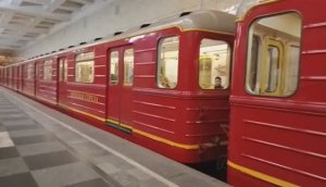 Московское метро. Поездка на "Красной стреле"