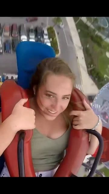 Красотка на аттракционе