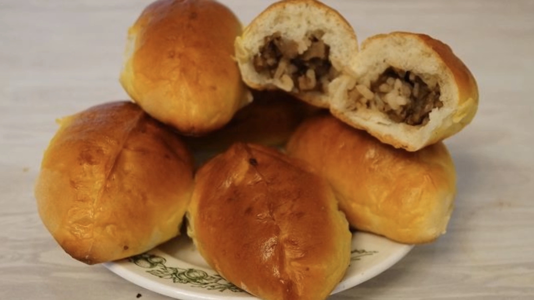 Пирожки с грибами и рисом из дрожжевого теста. смотреть онлайн