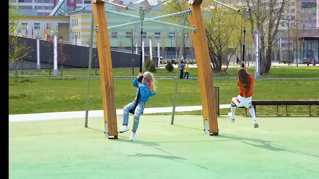 Лиза и Милана катаются на качелях | Отрывок из Family Box | Спасибо этим девочкам! смотреть онлайн