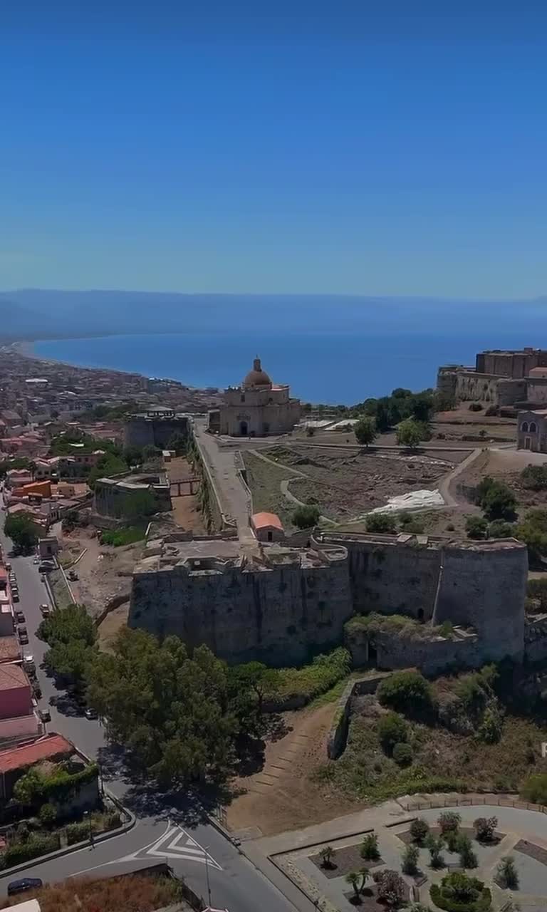 Milazzo, расположенная на полуострове Капо-Милаццо, представляет собой крупнейшую укрепленную цит... смотреть онлайн