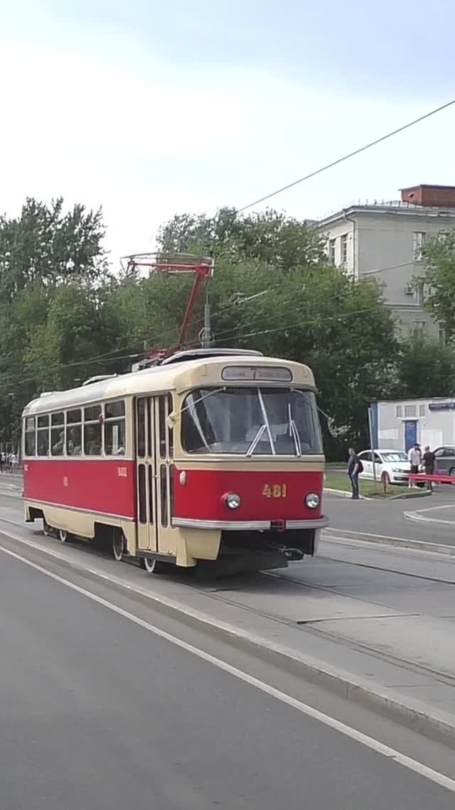Москва. Трамвайный вагон № 481 модели Tatra T3SU следует по Волочаевской улице. смотреть онлайн