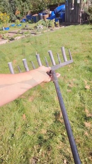 Самоделка приспособление грабли для бороздок своими руками #diy #полезныесоветы #хитрости #shorts
