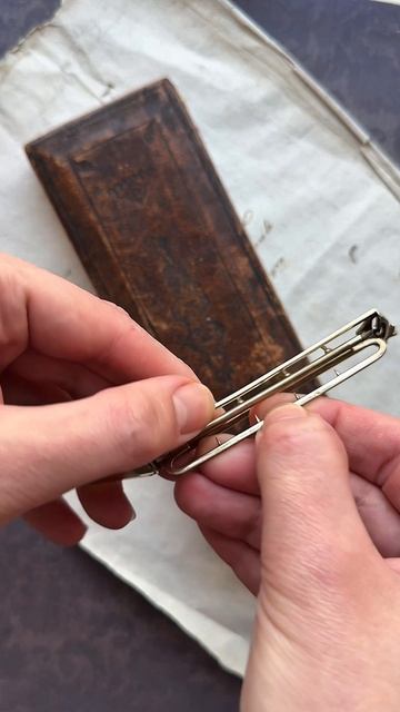 Как вы думаете, сколько лет этой пряжке?