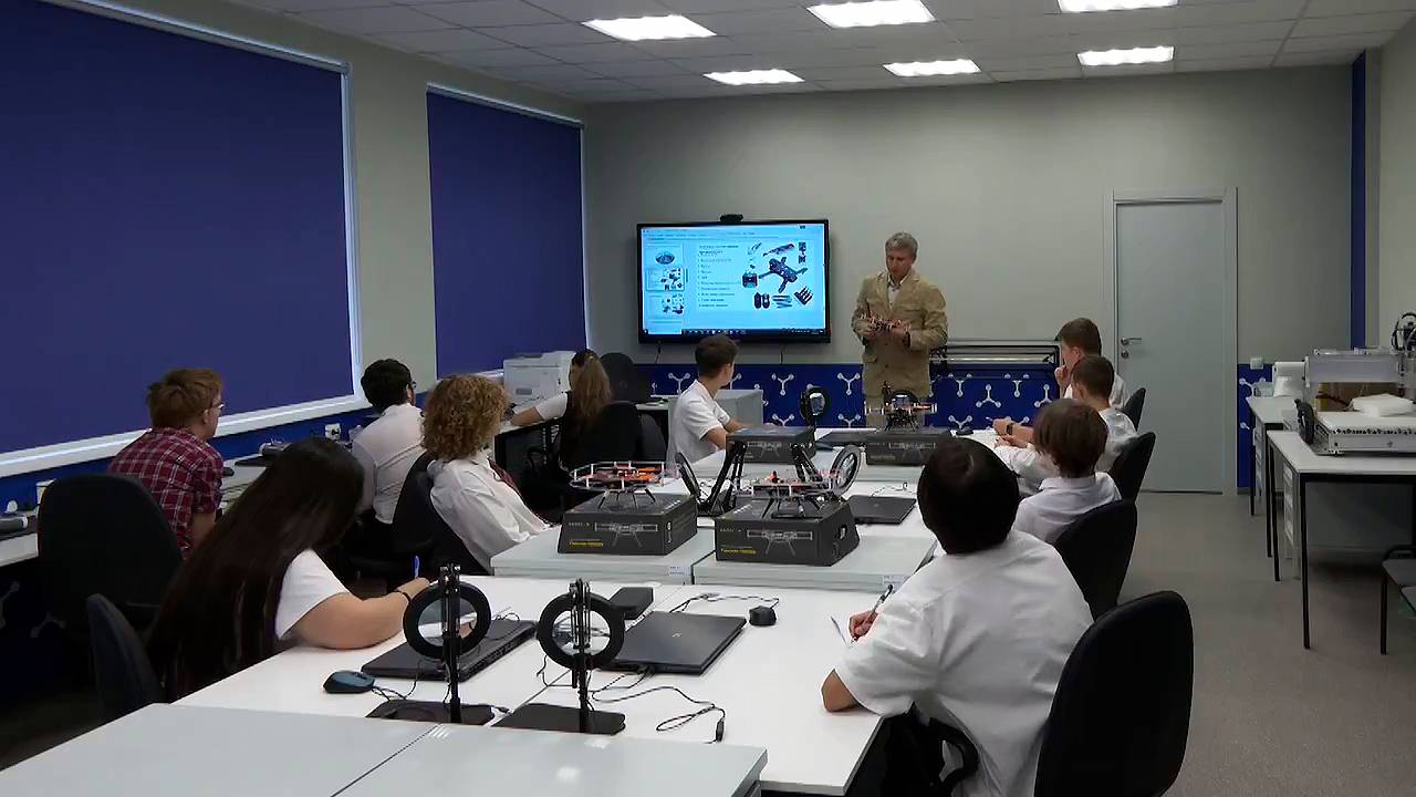 Новое оборудование для авиаклассов получила школа №10 в Дубне смотреть онлайн