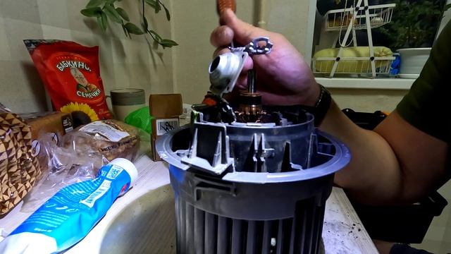 Замена коллектора моторчика отопителя (дует волнами или наплывами) Клио 4, Веста, Каптюр, Логан 2.