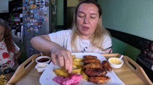 Картошка по-деревенски, крылышки копченые. Мукбанг. Домашняя еда