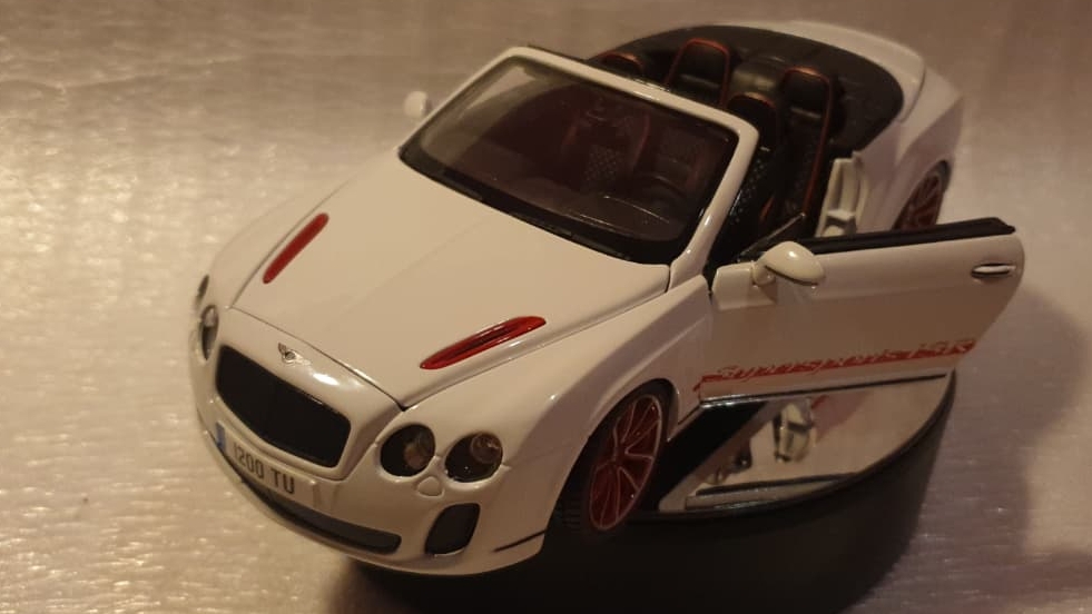 Bentley Continental Supersports Convertible ISR 1/18 Bburago смотреть онлайн