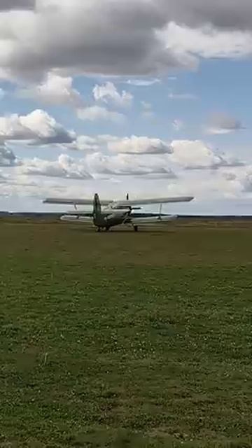 Взлет Ан-2Т с аэродрома ДОСААФ Логиново. Приехали на квадрах посмотреть #шортс #споттинг #Ан2 #Ан-2 смотреть онлайн