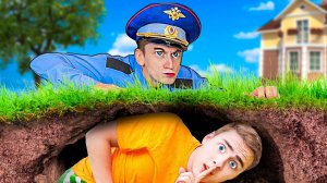 Построили СЕКРЕТНЫЕ КОМНАТЫ от злого охранника !