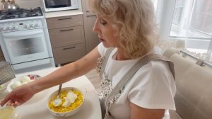 Тесто поставила// салатик сделала//пирожки напекла//