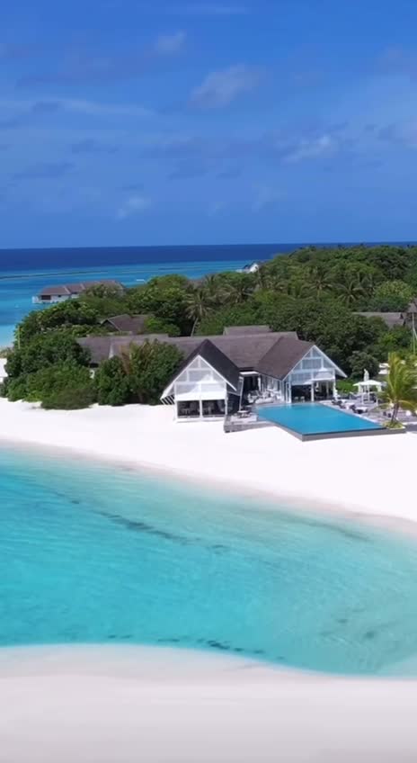 На Мальдивах можно найти не только необитаемые острова, но и кристально чистые воды, обширные риф... смотреть онлайн