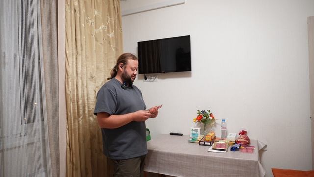 Получили пенсию родители Безработный сын попросил денег и купил продукты себе Показываю что я купил смотреть онлайн