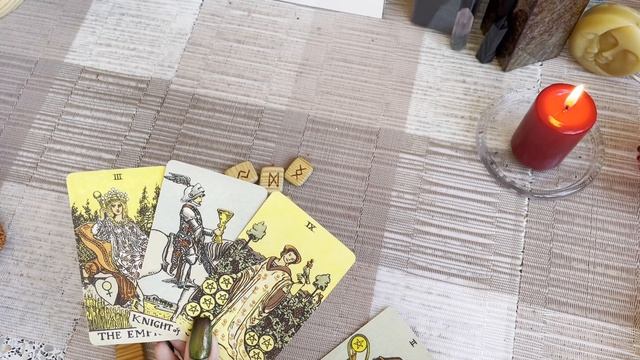 Ближайшее будущее ваших отношений. Гадание на рунах