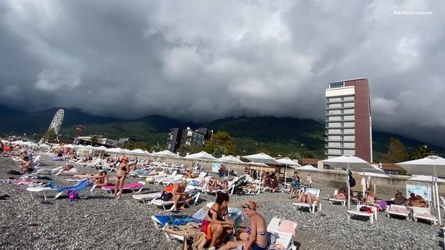Абхазия. Новая Гагра. На пляже и вечером на набережной людей много. смотреть онлайн