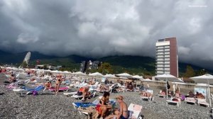 Абхазия. Новая Гагра. На пляже и вечером на набережной людей много.