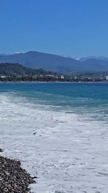 Абхазия, один из пляжей Сухума сегодня (21 сентября, БАРХАТНЫЙ СЕЗОН-2025) смотреть онлайн