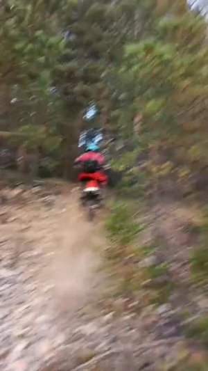 Подъем в гору с сыпучим склоном и сильным уклоном.