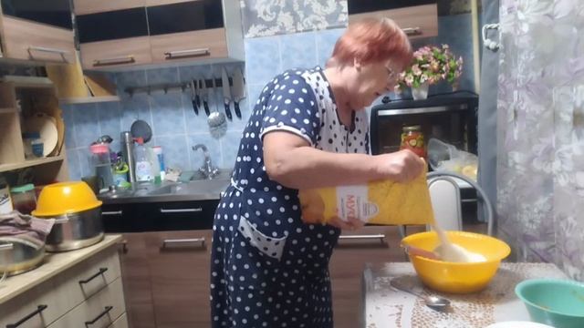 Лёгкий супчик на обед и ставлю тесто . смотреть онлайн