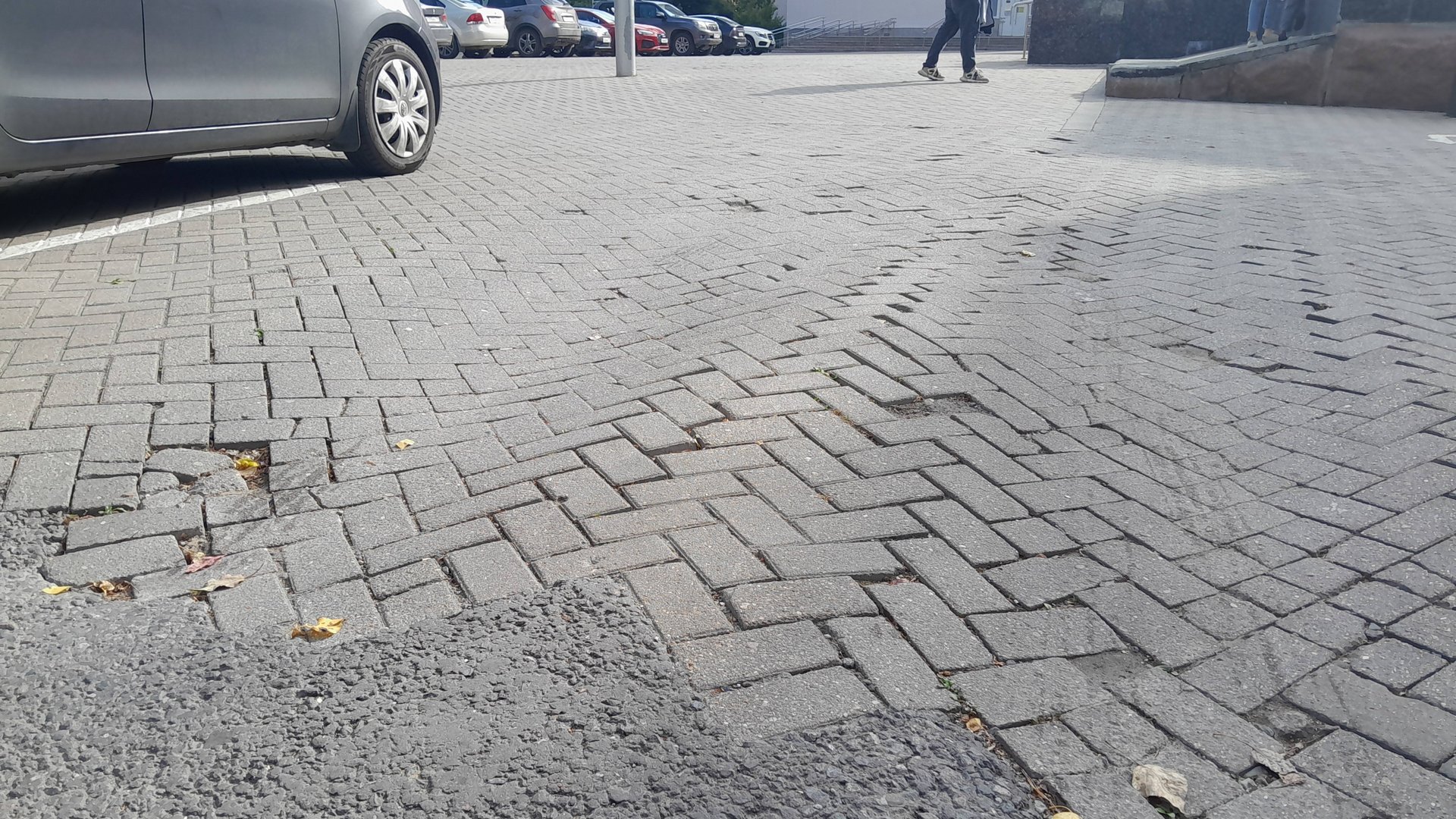 Въезд на парковку из камней мощения.