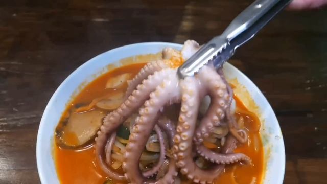 Корейская уличная еда .Острая лапша с осьминогом и морепродуктами. (5) смотреть онлайн