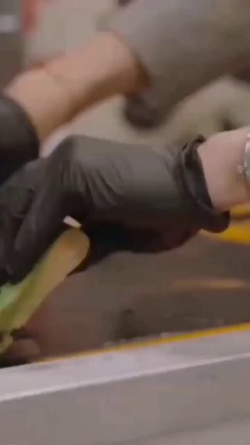 Танос делает футболку с изображением из Игры в кальмара смотреть онлайн