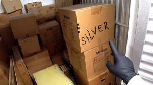 На коробках было написано ＂СЕРЕБРО＂. Что было внутри？