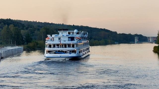 теплоход выходит из шлюза