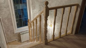 Установил балясины и перила на лестницу