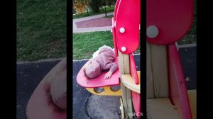 Внучка катается на самокате, бабушка бегает за внучкой.Занимаемся на тренажёрах ⛹️♀️❤😊