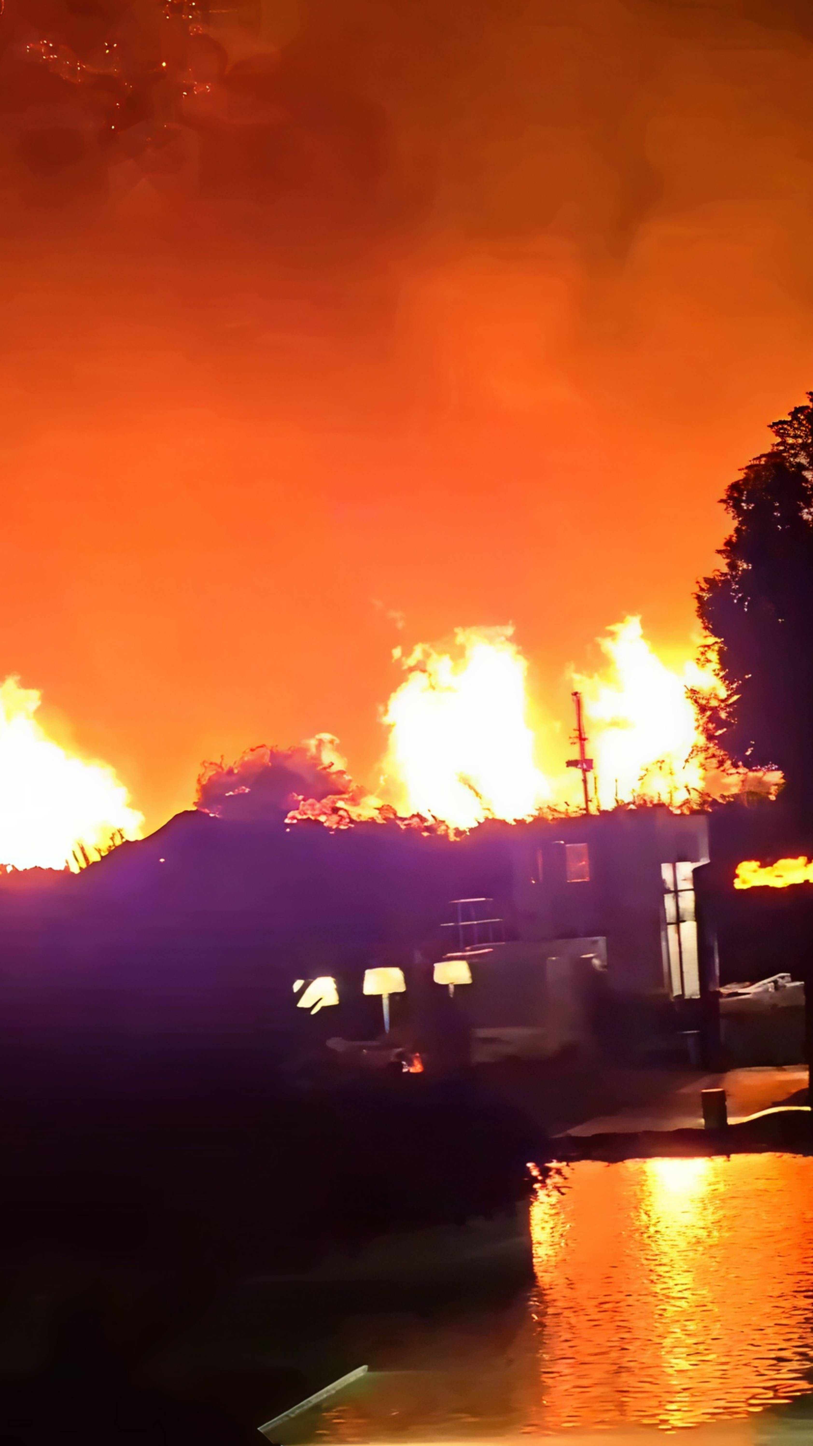 Масштабный пожар в Анталии, где расположены популярные туристические гостиницы🔥