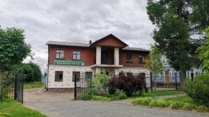 Печоры Псковские, небольшой красивый городок практически на границе!)